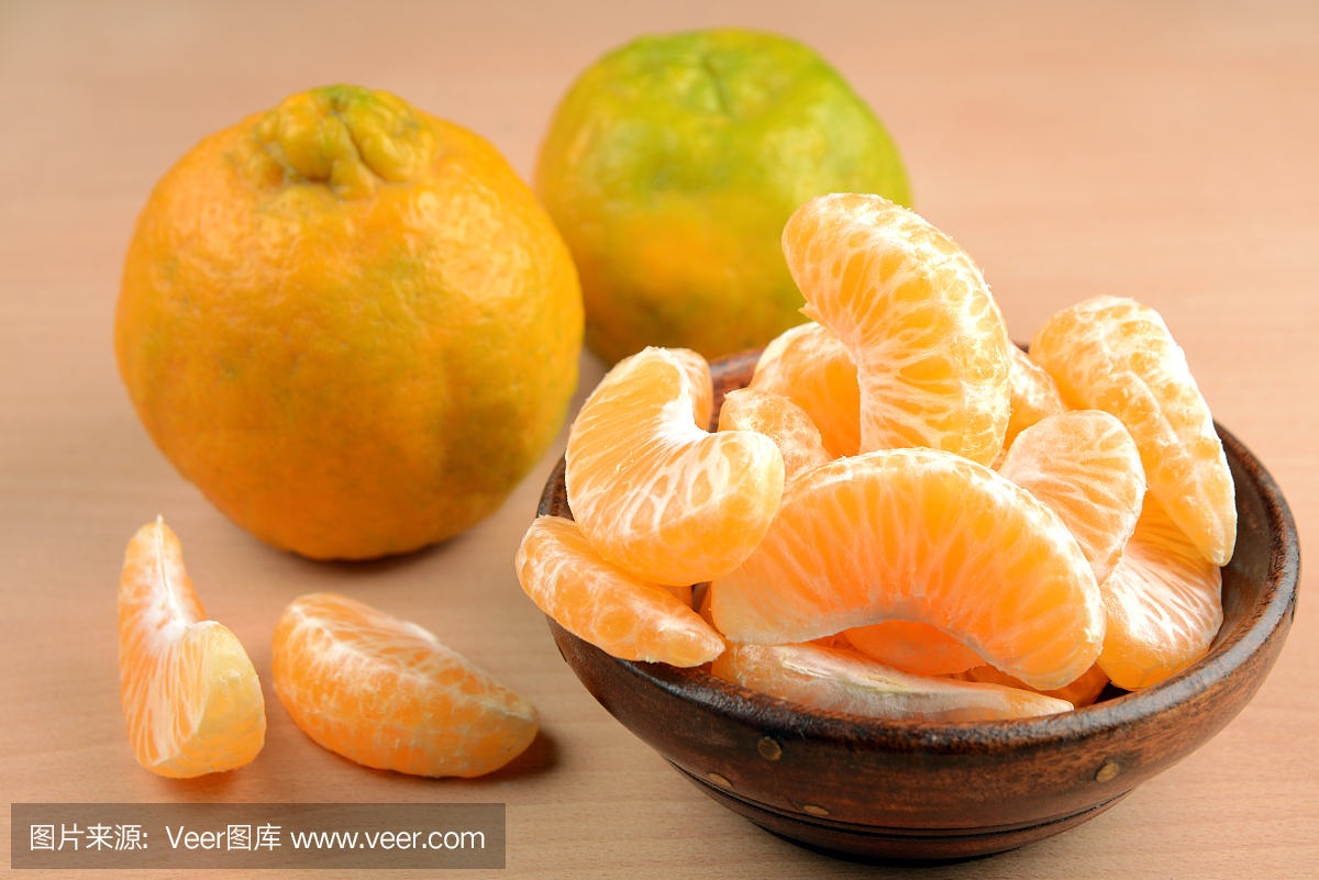 橘子或柑橘类水果切片放在木碗里