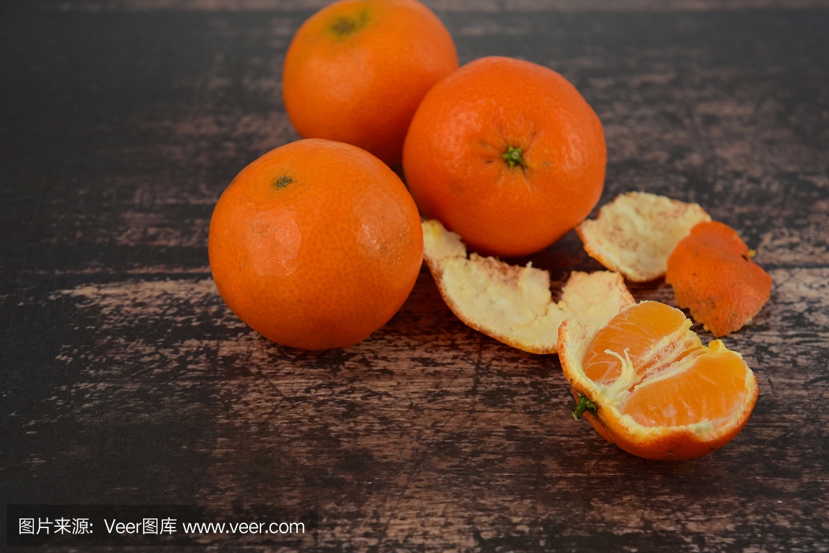 橘子(橘子,小柑橘,柑橘类水果)的木制背景